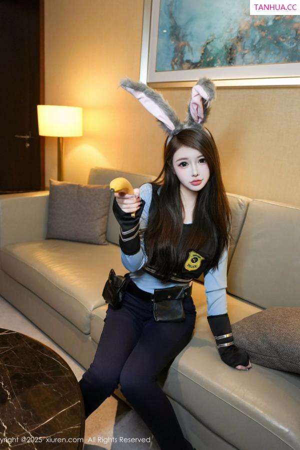 甜妮  [XiuRen]高清写真图 2025.04.16 No.10158 甜妮 制服诱惑第15张图片